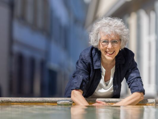 Frau macht ein Armbad