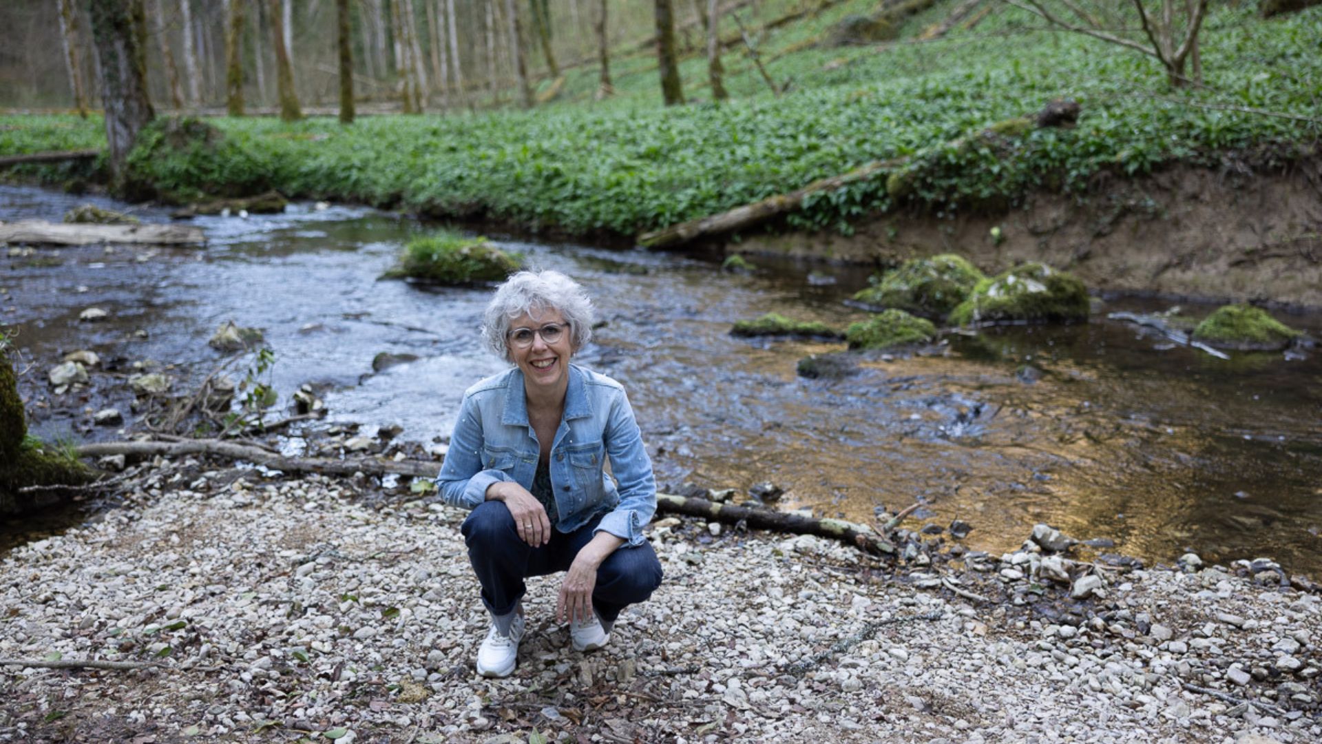 Isabelle Weiser am Bach für Kneipp Hydrotherapie Anwendungen