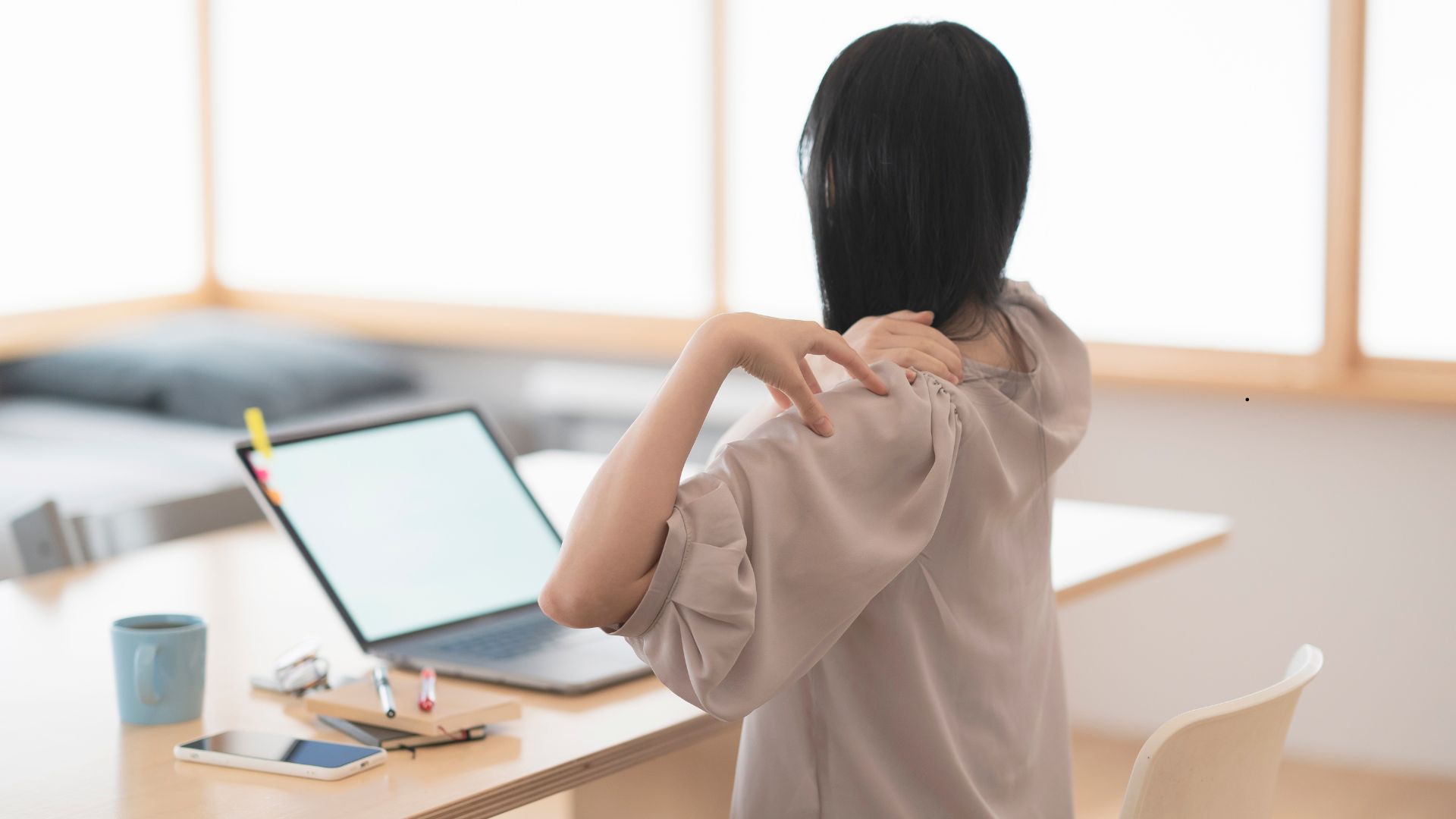 Frau sitzt müde vor dem PC