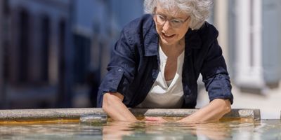 Isabelle Weiser Stresscoaching Frau macht Armbad