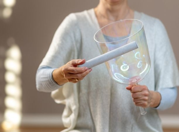 Isabelle Weiser spielt Klangschalen