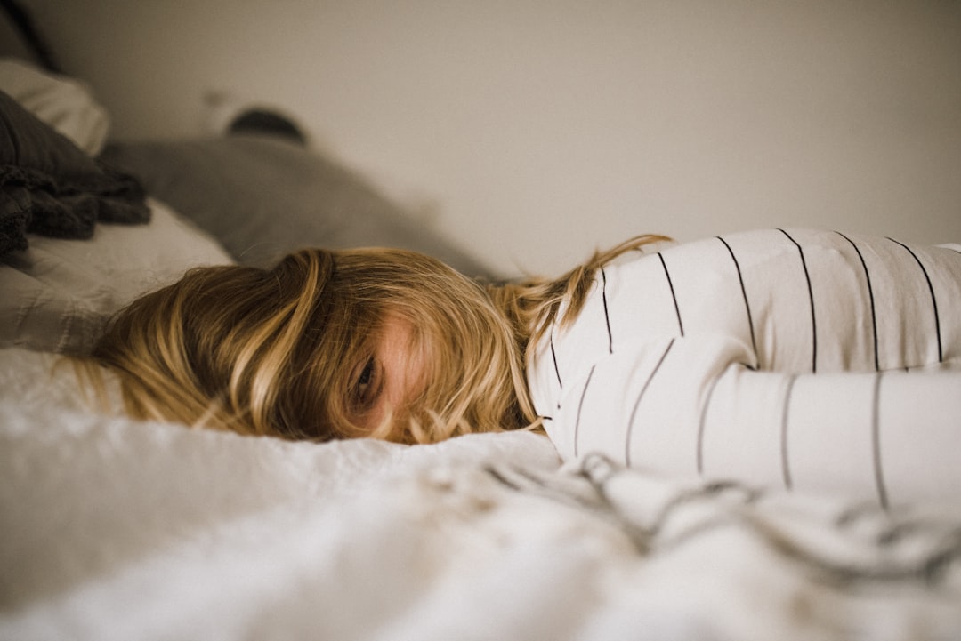 Frau liegt im Bett