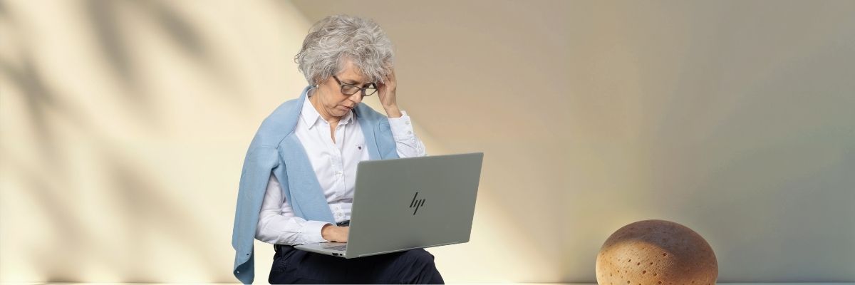 Frau am PC